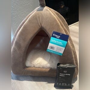 Lot: Cat/Dog Igloo Bed & Paw Wipes